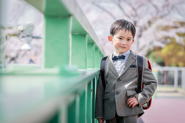 小学校入学記念の家族写真