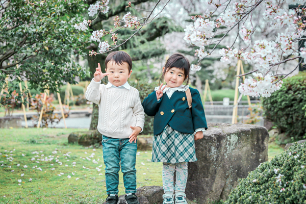 桜の花咲く岡崎公園でお友達同士で記念撮影　入園・誕生日