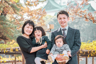 名古屋城をバックに家族写真