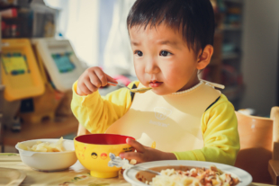 自宅でご飯を食べる男の子　日常写真